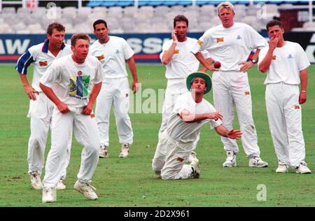 Englands Graham Thorpe auf den Knien beim Training mit dem Rest des Kaders in Old Trafford Today (Weds), bevor es morgen zum ersten Texaco Trophy-Länderspieler gegen Pakistan kam. Foto von Peter Wilcock. Siehe PA Story CRICKET England. Stockfoto