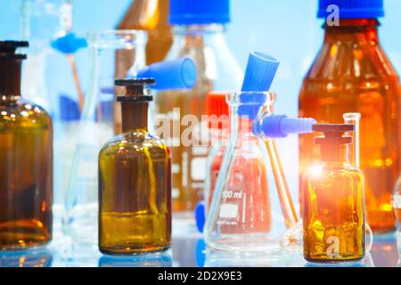 Gläsernes Labor chemischen Röhrchen mit Flüssigkeit für die analytischen, medizinischen, pharmazeutischen und wissenschaftlichen Forschung Konzept. Stockfoto