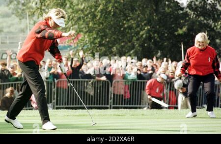 Die Solheim Cup-Spielerin Liselotte Neumann versinkt am 18. Ihren Putt als Partnerin Kathryn Marshall beim Viererspiel gegen das US-amerikanische Paar Meg Mallon und Jane Geddes heute (samstag) im Marriott St. Pierre Hotel and Country Club anschaut. Foto Barry Batchelor/PA Stockfoto