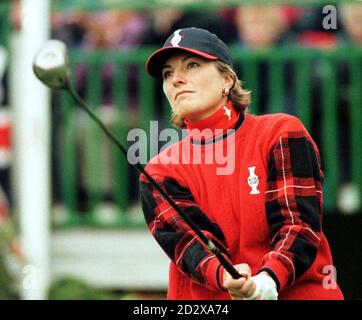 Europa Solheim Cup-Spielerin Catrin Nilsmark während ihres Vierermatches mit Annika Sorenstam gegen das US-amerikanische Paar Dottie Pepper und Brandie Burton heute (samstag) im Marriott St. Pierre Hotel and Country Club, Chepstow, Wales. Foto Barry Batchelor/PA. Stockfoto