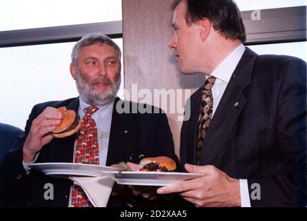 EU-Kommissar Franz Fischler (links) genießt heute (Dienstag) einen Beisammer mit dem irischen Landwirtschaftsminister Ivan Yates beim Treffen des EU-Landwirtschaftsministers in Killarney, Co Kerry. Herr Fischler musste den Gesprächen mit dem Hubschrauber entkommen, nachdem Tausende von Demonstranten die Polizeibarrieren durchbrochen hatten. PA. SIEHE PA GESCHICHTE BEEF CULL. Stockfoto