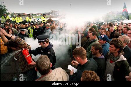 Die Polizei versucht heute Morgen (Montag), Demonstranten von der Vorderseite der Hauptgebäude der Mersey Docks and Harbour Company in Seaforth, Merseyside, zu räumen. Insgesamt 329 Hafenarbeiter wurden von der Firma ausgesperrt, nachdem sie sich geweigert hatten, eine inoffizielle Streiklinie zu überqueren, die von 80 Kollegen montiert wurde, die vor einem Jahr von einer anderen Stauungsfirma entlassen wurden. Foto von John Giles/PA. SIEHE PA STORY INDISTRY DOCKS. Stockfoto