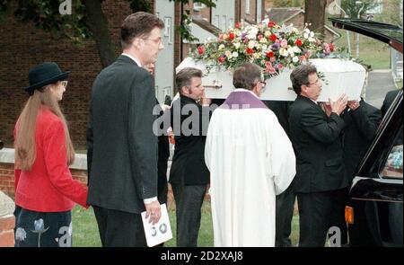 Die Särge von Tom und Jodi Loughlin verlassen heute Nachmittag (Montag) die St. John's Church, beobachtet von ihren Eltern Lynette Thornton und Kevin Loughlin (links). Die beiden Jugendlichen wurden im letzten Monat im Urlaub in Norfolk ertrunken. FOTO VON JOHN STILLWELL/PA, Stockfoto