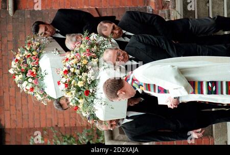 Die Särge von Tom und Jodi Loughlin verlassen heute Nachmittag (Montag) die St. John's Church, Upper Norwood. Die beiden Jugendlichen wurden im letzten Monat im Urlaub in Norfolk ertrunken. FOTO VON PETER JORDAN/PA. SIEHE PA GESCHICHTE BEERDIGUNG KINDER. Stockfoto