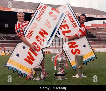 Arch Rivalen St Helens RLFC und Wigan RLFC, die alle drei großen Super League-Trophäen in der ersten Kampagne 1996 gewonnen haben, werden sich in einem speziellen zweibeinigen Winter Contest treffen. Wigan's Central Park wird das erste Spiel am Boxing Day mit dem entscheidenden Spiel auf St Helens' Knowsley Road Ground gespielt, die Serie wird durch die Gesamtpunktzahl bestimmt. Das ultimative Derby-Spiel der Rugby League wird von Norweb in einem fünfstelligen Deal gesponsert. Simon Houghton (links) und Saints Tommy Martyn hoffen auf einen Cracker einer Serie. PIC Dave Kendall./PA Stockfoto