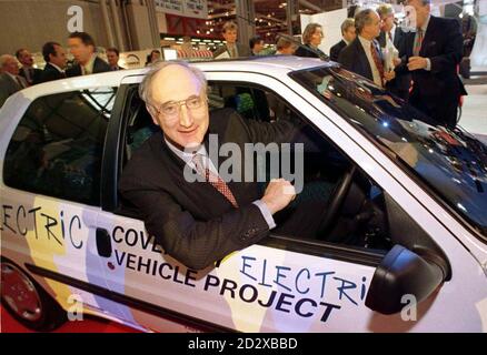 Verkehrssekretär Sir George Young, bekannt als Biking Baronet, war heute (Dienstag) eher wie der Electric Earl auf der Birmingham Motor Show, als er im Peugeot 106 saß, dem ersten elektrisch betriebenen modernen Pkw in Europa, der vollständig kommerzialisiert wurde. Foto von David Jones. Siehe PA Story Transport Show Electric. Stockfoto