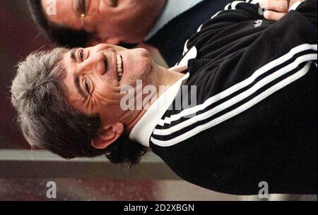 Newcastle United-Manager Kevin Keegan genießt das Verfahren im St James' Park, als seine Mannschaft Manchester United 5-0 in ihrem Premiership-Spiel überfällt. 1/96 tritt als Newcastle Manager zurück. 25/9/97 wird FC Fulham. 17/2/99: Ernennung zum temporären Manager in England. * Fulham FC - Chief Operating Officer. * Stockfoto