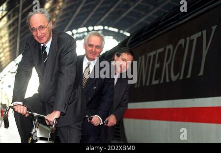 Der Verkehrsminister Sir George Young führt von der Front, als er sich Ernie Patterson (Mitte), dem Geschäftsführer der National Express Group, und Richard Brown, MD, anschließt. Midland Mainline, wie sie heute (Dienstag) im Londoner St. Pancras Staton ein revolutionäres neues Bahnticket für den Intercity Midland Mainline-Dienst gestartet haben. Das „4-Sight“-Ticket zielt darauf ab, Personen vom Auto abzuwerben und ermöglicht es zwei, drei oder vier Personen, für nur 29 Personen im Midland Mainline-Franchise überall hin zu reisen. Siehe PA Story BAHNTICKET/von Neil Munns/PA. Stockfoto