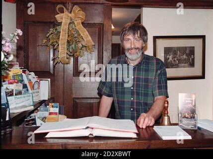 Paul Tunnicliff, Inhaber des Beeches Farm Hotels, Waldley, Derbyshire, an der Rezeption des Hotels. Die Herzogin von York und ihre Töchter, die Prinzessinnen Beatrice und Eugenie, schlüpften in das 23-a-Head-Hotel aus dem 18. Jahrhundert, nachdem sie einen aufregenden Tag in den nahe gelegenen Alton Towers genossen hatten. Siehe PA Story ROYAL York. PA-Fotos Stockfoto