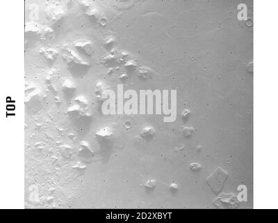 Felsformationen auf dem Planeten Mars mit dem, was wie ein menschliches Gesicht (oberes Zentrum) erscheint, das von der Oberfläche herauspätet. Das Gesicht, das erstmals im Juli 1976 auf Bildern der Viking 1 Orbiter entdeckt wurde, wird von einigen als Beweis einer alten marsanischen Zivilisation behauptet. Der Mars Global Surveyor, der im nächsten Monat eingeführt werden soll, wird Bilder des Gesichts erhalten, die viel detaillierter sind als alle zuvor erhaltenen. Siehe PA Story SCIENCE Mars. NUR IN SCHWARZWEISS VERFÜGBAR. Stockfoto