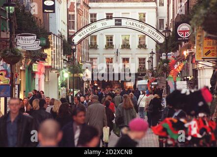 Heutiger Blick auf die Carnaby Street, Londons Mekka für Mode, Musik und Kultur in den schwingenden 60er Jahren, die für 90 Millionen verkauft wurde. Stockfoto