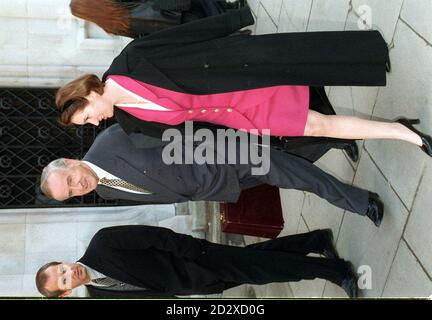 Der frühere irische Premierminister Albert Reynolds trifft heute mit seinem Sohn Phillip und der Rechtsanwältin Pamela Cassidy am letzten Tag seines Verleumdungsanfalls gegen die Zeitung Sunday Times am High Court (Weds) ein. Foto von Peter Jordan/PA Stockfoto