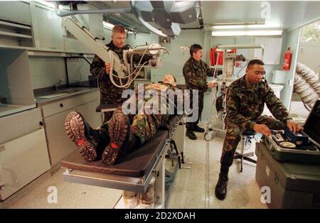 Ein neuer mobiler Operationssaal, der heute (Dienstag) von der Army Medical Services in den Keogh Barracks, Aldershot, ausgestellt wird. Bild: Sergeant (links-rechts) Martin Keane, Gary Stone am Tisch, Kevin Nolan und Ken Ferdinand vom Field Hospital 33 in Gosport. Siehe PA Story DEFENSE Medical. Foto von Tim Ockenden. PA Stockfoto