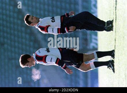 England Rugby Kapitän Phil De Glanville (links) und ehemaliger Kapitän will Carling passieren während des Trainings im Twickenham Stadium heute Nachmittag (Donnerstag) vor ihrem Internationalen Spiel gegen Italien am kommenden Samstag. Foto von Adam Butler/PA Stockfoto