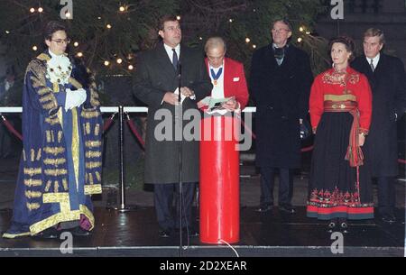 Der Herzog von York spricht heute Abend (Donnerstag) auf dem Trafalgar Square an die Menge, nachdem Königin Sonja von Norwegen (2. Rechts) die Lichter des Weihnachtsbaums angeschaltet hatte, ein traditionelles Geschenk aus Norwegen. Der norwegische Baum ist der 50., den die Stadt Oslo den Menschen in London in Dankbarkeit für die Unterstützung Großbritanniens während des zweiten Weltkrieges geschenkt hat. Ebenfalls anwesend waren der Bürgermeister von Oslo, Herr per Ditlev-Simonsen (links), der norwegische Botschafter Kjell Colding und Cllr Robert David, Oberbürgermeister von Westminster. Siehe PA Geschichte WEIHNACHTSBAUM. Foto von Fiona Hanson/PA. Stockfoto