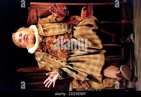 Leslie Phillips als Sir John Falstaff in der aktuellen Produktion von The Merry Wives of Windsor der Royal Shakespeare Company. Foto von DAVID JONES/PA Stockfoto