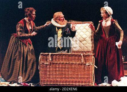 Joanna McCallum als 'Meg Page', Leslie Phillips als 'Sir John Falstaff' und Susannah York als 'Alice Ford' in der aktuellen Produktion von The Merry Wives of Windsor der Royal Shakespeare Company. BILD DAVID JONES/PA Stockfoto