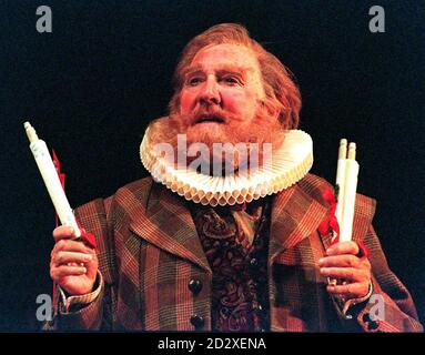 Leslie Phillips als 'Sir John Falstaff' in der aktuellen Produktion der Royal Shakespeare Company of The Merry Wives of Windsor. BILD DAVID JONES/PA Stockfoto