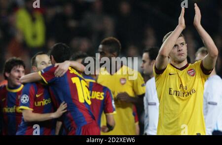 Jack Wilshere von Arsenal applaudiert den Fans nach dem UEFA Champions League-, Runde 16- und Second Leg-Spiel im Nou Camp in Barcelona. Stockfoto
