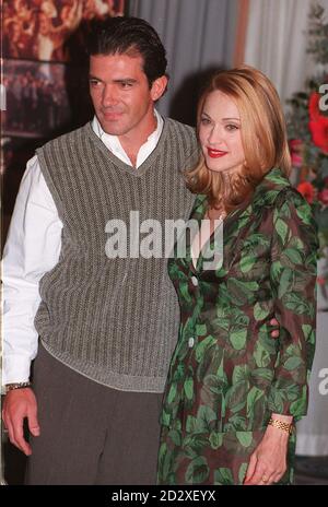 Antonio Banderas und Madonna, Mitstars in Alan Parker's Produktion des Sir Andrew Lloyd Webber Musicals "Evita", besuchen vor der Gala-Premiere am Empire Leicester Square eine Pressekonferenz in London. Stockfoto