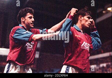 Aston Villa V Wimbledon : Villa's Andy Townsend (links) feiert mit Savo Milosevic. Foto von Rui Vieira/PA Stockfoto