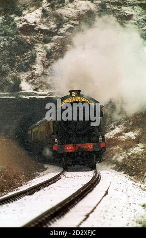 Die ehemalige LNER 2-6-0 Lok 'The Great Marquess' der Severn Valley Railway zieht heute (Dienstag) den 'Dining Exkurs' durch den Bewdley-Tunnel. Die 1938 gebaute Lok wurde auf der Fort William/Mallaig Linie in Dienst gestellt. Die Talbahn von Severn ist während der gesamten Ferienzeit bis zum 5. Januar geöffnet. Stockfoto