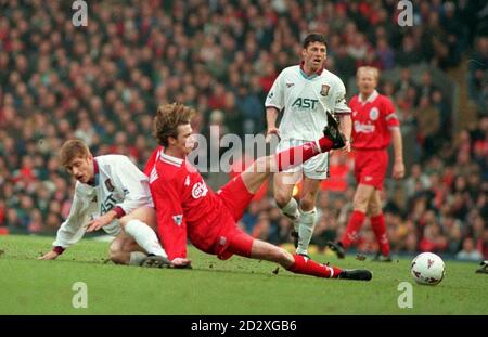 Liverpools Steve McManaman (Mitte) kämpft gegen Tommy Johnson von Aston Villa (links), während Andy Townsend von Villa heute (Sa) auf Anfield schaut. Foto von Dave Kendall. Siehe PA Story SOCCER Liverpool. Stockfoto