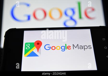 Google Maps wird auf Bildschirmen in London, Großbritannien, angezeigt. Stockfoto