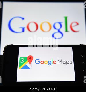 Google Maps wird auf Bildschirmen in London, Großbritannien, angezeigt. Stockfoto