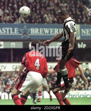 Newcastle United's Les Ferdinand Kopf in der ersten Tor für Newcastle gegen Notts Forest in der zweiten Hälfte bei der heutigen (Sonntag) FA Cup 4. Runde Spiel im St. James' Park. Foto von Owen Humpreys/PA. Stockfoto