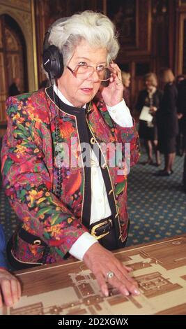 House of Commons Speaker Betty Boothroyd untersucht ein neues taktiles Modell des Palace of Westminster, das für Blinde und Sehbehinderte entwickelt wurde, zusammen mit einem speziell aufgenommenen Kommentar. Foto von Neil Munns/PA Stockfoto