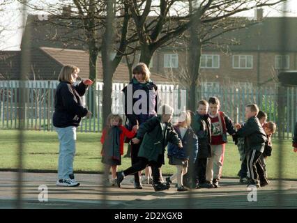 Kinder werden nach Spielzeit in der St. Peters Primary School Jarrow geführt, nachdem ein Hund auf dem Spielplatz beserk ging. Neun Kinder und ihr Lehrer wurden nach dem Angriff ins Krankenhaus gebracht, aber die Polizei sagte, dass keine der Verletzungen schwer sei. Stockfoto