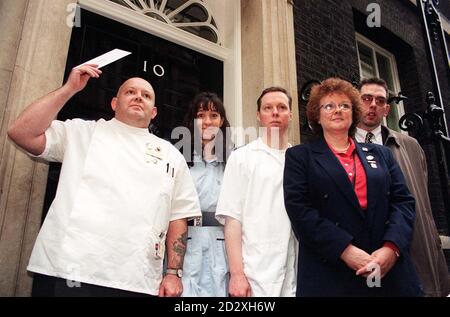 Eine Delegation des Royal College of Nursing nahm heute (Dienstag) ihre Kampagne für eine sofortige Erhöhung des Lohns vor die Tür von Premierminister John Major. (l/r) Michael Gill, Krankenschwester im Lewisham Hospital, Paula Ryan, Unfall- und Notfallkrankenschwester bei Lewisham, Richard Gales, Krankenschwester im St. Thomas' Hospital, Janet Hayles, Steward bei Lewisham, und Gerry Bolger, Krankenschwester bei Homerton. Foto von Neil Munns. Siehe PA Story KRANKENSCHWESTERN. Stockfoto