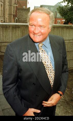 Der ehemalige Fußball-Manager Ron Atkinson von Coventry City kommt heute (Freitag) am Winchester Croun Court an, um gegen den ehemaligen Aston Villa-Stürmer John Fashanu, den ehemaligen Liverpool- und Southampton-Torwart Bruce Grobbelaar, Der ehemalige Wimbledon Torwart Hans Segers und malaysischen Heng Suan Lim wegen der Vorwürfe der manipulierenden die Ergebnisse von Fußballspielen. Siehe PA Geschichte GERICHTE Grobbelaar/Foto von Tim Ockenden /PA Stockfoto