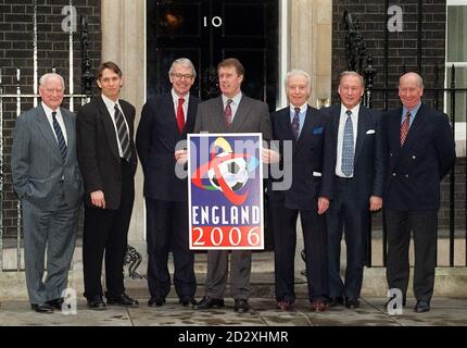 Premierminister John Major (3. Links) posiert mit einem halben Dutzend der besten ehemaligen Nationalspieler Englands, heute in der Downing Street 10 (Weds), wo er sagte, dass er glaubte, dass England es verdienen würde, bei seinem Versuch, das WM-Turnier 2006 auf Verdienst zu veranstalten, erfolgreich zu sein. (l/r) Tom Finney, Gary Lineker, John Major, Geoff Hurst, Sir Stanley Matthews, NAT Lofthouse und Sir Bobby Charlton. Siehe PA Story POLITIK Fußball. Foto von Sean Dempsey. Stockfoto