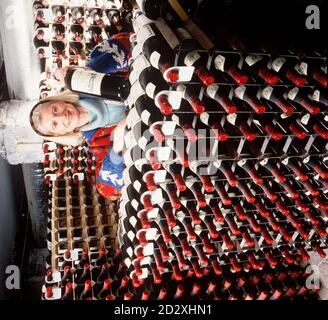 Serena Sutcliffe MW, Leiterin der internationalen Weinabteilung von Sotheby's im Keller des englischen Landhauses von Sir Andrew Lloyd Webber in Berkshire. Sotheby's, London, gab heute (Weds) bekannt, dass Sir Andrew sie angewiesen hat, einen Großteil seiner lebenslangen Sammlung von erlesenen Weinen aus seinen Kellern in England und Südfrankreich zu verkaufen. Der Verkauf von mehr als 18,000 Flaschen wird voraussichtlich mehr als 2 Millionen Flaschen aufbringen und wird am Mittwoch, den 21. Mai, nach einer Galaabend-Sitzung am Vorabend bei Sotheby's in London stattfinden. Stockfoto