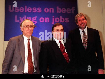 Labour Chief Whip Donald Dewar (l) Stellvertretender Labour-Führer John Prescott und Schatten-Landwirtschaftsminister Elliot Morley (r) sprechen heute (Donnerstag) auf einer Pressekonferenz in London. Sie sprachen über Labours Mißtrauensantrag gegen Landwirtschaftsminister Douglas Hogg wegen seiner Misshandlung über die BSE-Krise. Foto von Tony Harris. Sehen Sie sich PA Story an Stockfoto