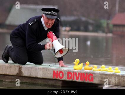 Schauspieler Richard Wilson während einer Fotoserie in London heute (Freitag), um für seine neue Fernsehserie Duck Patrol zu werben. Wilson spielt als Flusspolizist und die Dreharbeiten sollen im Frühjahr beginnen. Foto von Fiona Hanson/PA. Sehen Sie sich die PA-Geschichte an. Stockfoto