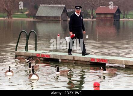 Schauspieler Richard Wilson während einer Fotoserie in London heute (Freitag), um für seine neue Fernsehserie Duck Patrol zu werben. Wilson spielt als Flusspolizist und die Dreharbeiten sollen im Frühjahr beginnen. Foto von Fiona Hanson/PA. Sehen Sie sich die PA-Geschichte an. Stockfoto