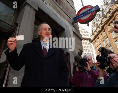 Verkehrsminister Sir George Young satnding heute (Dienstag) vor der U-Bahnstation St. James Park in London. Herr Young bestätigte, dass die Regierung die Londoner U-Bahn privatisieren will, er wird die Einzelheiten heute Nachmittag in einer Erklärung des Unterhauses bekannt geben. Foto von Justin Williams/PA Stockfoto