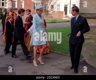 Der Prinz und die Prinzessin von Wales mit ihren Söhnen Prinz William (2. Links) und Prinz Harry kommen heute (Sonntag) zur Firmung von Prinz William in der St. George's Chapel in Windsor. Siehe PA Story ROYAL William. Foto von John Stillwell. WPA-Rota. Stockfoto