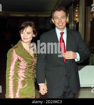 Der Vorsitzende der Labour Party Tony Blair, begleitet von seiner Frau Cherie, kam heute Abend (Mittwoch) beim 5. Gala-Spendendinner der Labour Party im Londoner Hilton in der Park Lane an. Stockfoto