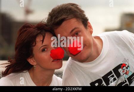 Bally Kissangel Stars, Dervla Kirwan und Stephen Tompkinson, romantisch in der Realität verbunden, haben ihren Beitrag für den Red Nose Day 1997 geleistet, indem sie heute (Freitag) am Comic Relief Celebrity Nose and Spoon Race in Aid of City Initiative im Zentrum von London teilgenommen haben. Foto von Fiona Hanson/PA. Stockfoto