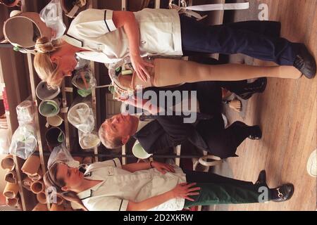 Die Physiotherapeuten Trudy Denison Smith (l.) und Gabrielle Gent demonstrieren Paddy Ashdown bei einem Besuch des liberal-demokratischen Leiters im Queen Mary's University Hospital in Roehampton heute (Mi) falsche Gliedmaßen. Siehe PA Geschichte WAHL Liberal. Foto von Rebecca Naden/PA Stockfoto