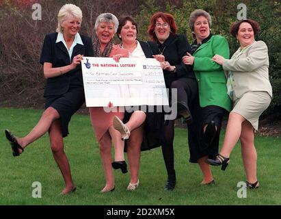 Sechs Lucky Ladies aus dem N. Osten haben am vergangenen Samstag (22. März) auf der National Lottery in dieser Woche 4,6 m geschöpft. Von links nach rechts: Sylvia Moore,Ann Roberts, Kathleen McDonald, Sylvia Iddon, Christine Moses und Caroline Dewhurst. Alle sechs, die Teil eines Syndikats in einem Ladbrooks Wettgeschäft in Wallsend, Newcastle, wo sie arbeiteten, sind nun zurückgetreten. Foto von Owen Humphreys/PA. Stockfoto