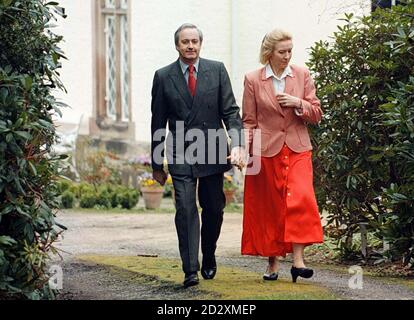 Der konservative Abgeordnete Neil Hamilton und seine Frau Christine kommen aus dem Haus von Alderly Edge, um an einem Ostergottesdienst in einer nahe gelegenen Kirche teilzunehmen. Es gab Aufrufe, dass der ehemalige Minister, der im Mittelpunkt der Vorwürfe steht, sich vor den Parlamentswahlen als Abgeordneter für Tatton, Cheshire, niederlassen sollte. Siehe PA Story WAHL Hamilton.Pic Dave Kendall. Stockfoto