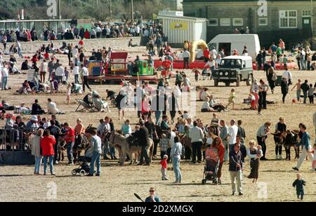 Bank Holiday Macher am Strand von Weston-Super-Mare heute (Montag), genießen Sie die letzten der Osterwochenende Strahlen. Foto Barry Batchelor/PA. Stockfoto