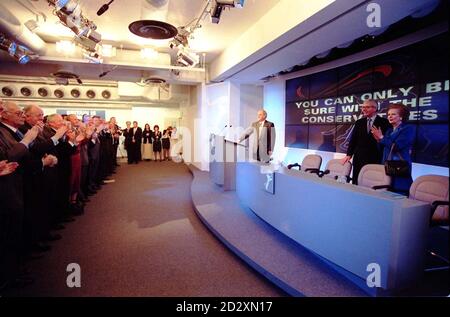 Überall Anerkennung, wie die ehemalige Premierministerin Baroness Thatcher heute Morgen (Sonntag) im Konservativen Zentralbüro in London Premierminister John Major applaudiert, wo sie am Wochenende in den Wahlring trat, um Tory-Truppen, die die Parlamentswahlen bekämpfen, einen Schlachtruf abzuliefern. Siehe PA Story WAHL Thatcher. Foto von Rebecca Naden. POOL. Stockfoto