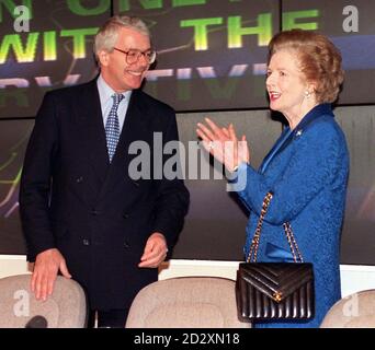 Die ehemalige Premierministerin Baroness Thatcher applaudiert heute Morgen (Sonntag) im Konservativen Zentralbüro in London Premierminister John Major, als sie am Wochenende in den Wahlring trat, um Tory-Truppen, die die Parlamentswahlen bekämpfen, einen Schlachtruf abzuliefern. Siehe PA Story WAHL Thatcher. Foto von Tony Harris POOL. Stockfoto