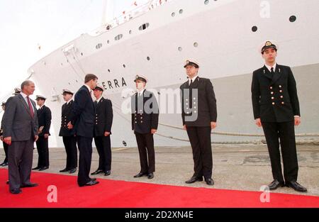 Prinz Andrew, begleitet von Lord Sterling, dem Vorsitzenden von P&O (links), spricht mit einigen der Crew am Kai, bevor er heute (Dienstag) in Southampton in Canberra an Bord geht. Der Liner, der trotz ihres Einsatzes im Falklandkonflikt unbeschadet überlebte, kehrte heute zu einem äußerst emotionalen Herzlich Willkommen. zurück Siehe PA Geschichte ROYAL Canberra. Foto von Tim Ockenden/PA. Stockfoto